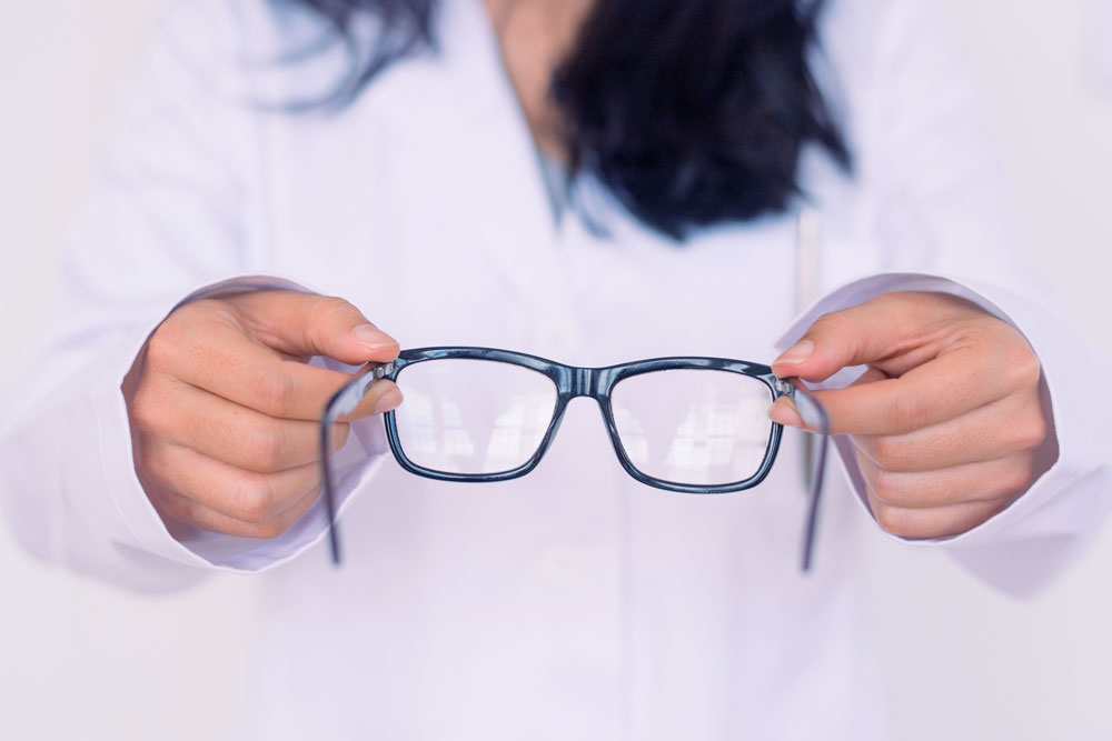 Optometrist using EyeSoft inventory technology in clinic